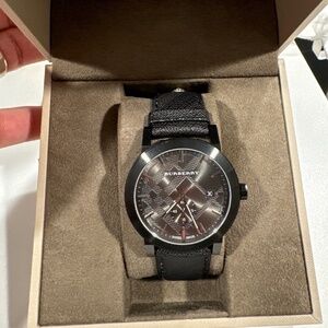 Unisex Burberry watch  Swiss made sapphire crystal BU9903